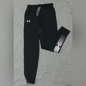 Under armour black sweatpants. Size: Youth/boys Large